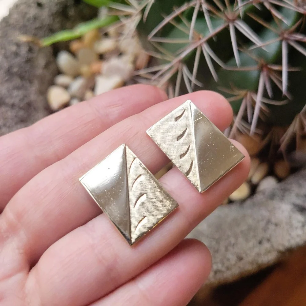 Vintage Pair of Classic Gold Cuff Links